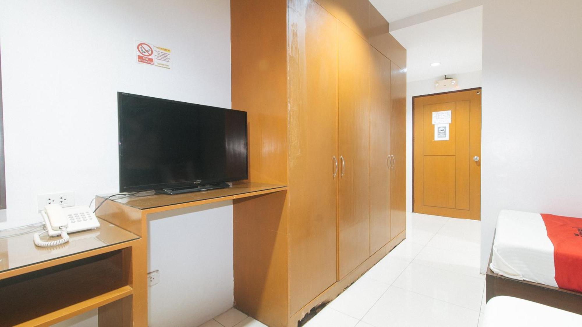 Reddoorz Near Angeles University Foundation Extérieur photo